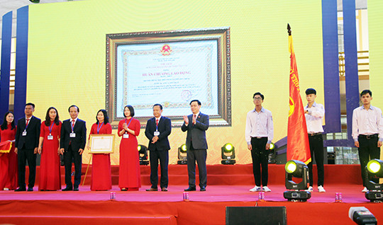 Nghệ An: Chủ tịch Quốc hội Vương Đình Huệ trao Huân chương Lao động hạng Nhất cho Trường THPT Nguyễn Duy Trinh