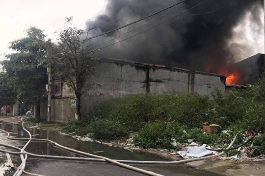 Hà Nội: Cháy lớn nhiều xưởng sản xuất chăn ga, gối đệm ở Thường Tín