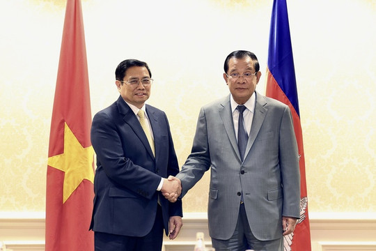 Thủ tướng Phạm Minh Chính gặp Thủ tướng Campuchia Hun Sen bên lề Hội nghị cấp cao ASEAN – Hoa Kỳ