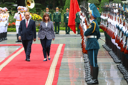 Chủ tịch nước Nguyễn Xuân Phúc chủ trì lễ đón chính thức Tổng thống Hy Lạp