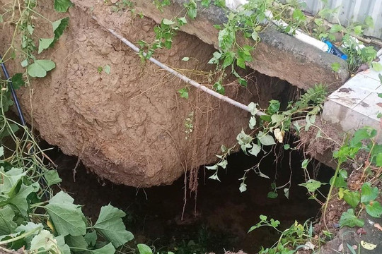 Nghệ An: Xuất hiện ‘hố tử thần’ sâu 6m ngay trong nhà dân
