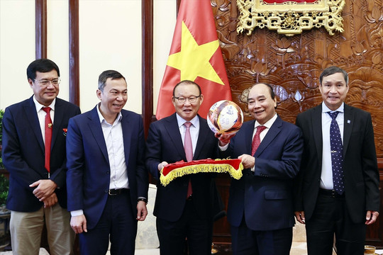 Chủ tịch nước Nguyễn Xuân Phúc tặng Huân chương Lao động cho các vận động viên đạt thành tích cao tại SEA Games 31