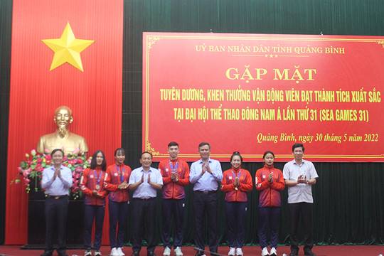 Phá kỷ lục SEA Games 31, hai kình ngư Quảng Bình được tặng thưởng Huân chương Lao động hạng Nhì