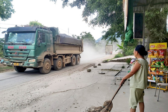 Thanh Hóa: Dân bức xúc vì xe quá khổ, quá tải cày nát tỉnh lộ 520 đoạn từ huyện Triệu Sơn lên Như Thanh, gây ô nhiễm, mất an toàn giao thông