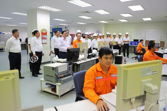 Thủ tướng Phạm Minh Chính kiểm tra tiến độ thực hiện dự án Trung tâm điện lực Ô Môn