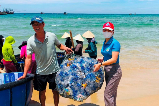 Quảng Nam: Ngư dân đưa rác về bờ sau mỗi chuyến ra khơi