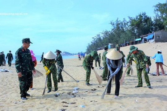 Phụ nữ Quảng Ngãi ra quân thu gom rác thải dọc bờ biển