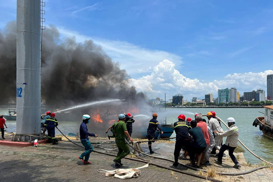 Đà Nẵng: Cháy dữ dội 2 tàu cá neo đậu trên sông Hàn