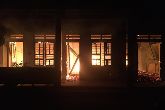 Quảng Nam: Trụ sở xã ở miền núi bốc cháy ngùn ngụt