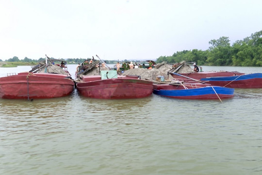 Hà Tĩnh: Bắt quả tang 5 tàu khai thác cát trái phép