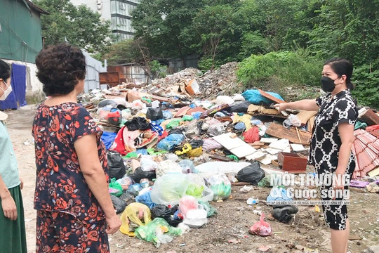 Cầu Giấy (Hà Nội): Bãi tập kết rác tự phát gây ô nhiễm môi trường