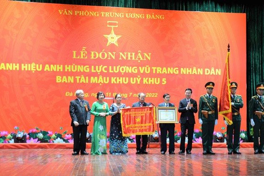 Ban Tài mậu Khu ủy Khu 5 đón nhận danh hiệu Anh hùng LLVT nhân dân