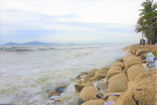 Quảng Nam: "Xe cát" Biển Đông hồi sinh bãi biển Cửa Đại