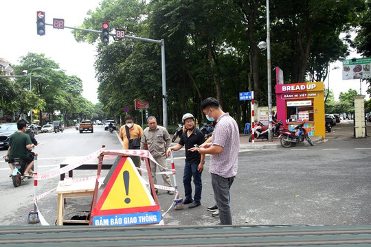Hà Nội: "Hố tử thần" rộng gần 1m xuất hiện trên đường Nguyễn Hữu Thọ 