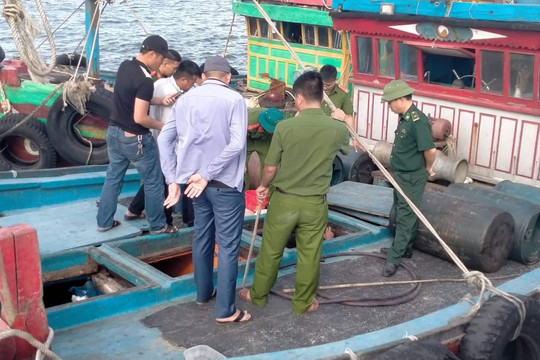 Quảng Bình: Hai tàu cá chở 7.000 lít dầu nhập lậu bị bắt giữ