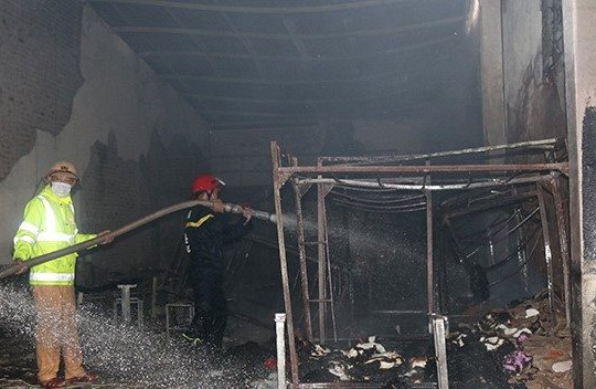 Hà Tĩnh: Cháy lớn thiêu rụi xưởng may hơn 150 m2