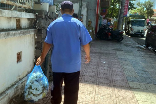 Phương Sài (Khánh Hòa): Đổ rác ra vỉa hè, một cá nhân bị xử phạt 1,5 triệu đồng