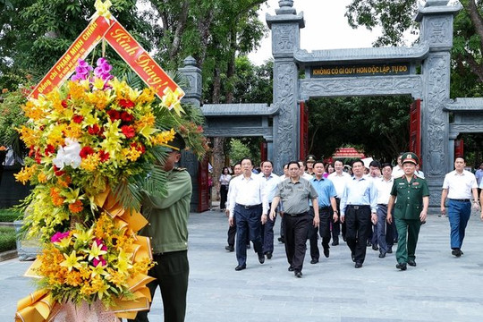 Thủ tướng Phạm Minh Chính dâng hương tưởng niệm Chủ tịch Hồ Chí Minh, tri ân anh hùng, liệt sĩ tại Nghệ An
