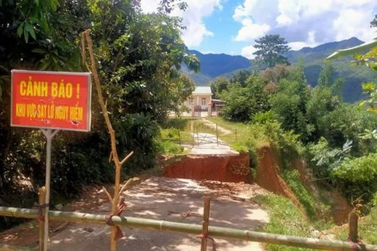 Nghệ An: Sạt lở đường nghiêm trọng, một xóm biên giới bị cô lập