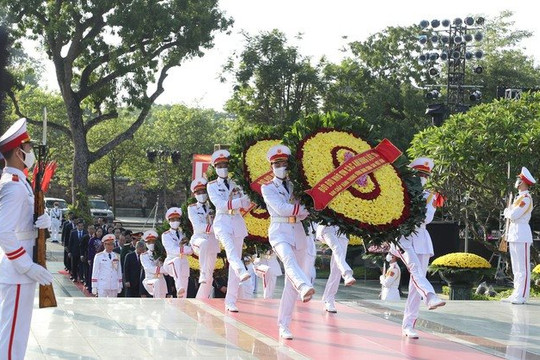 Lãnh đạo Đảng, Nhà nước dâng hương tưởng niệm Chủ tịch Hồ Chí Minh và các Anh hùng liệt sĩ