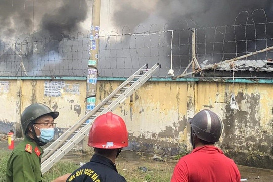 Cháy rụi xưởng vải rộng hàng trăm mét vuông ở TP Hồ Chí Minh