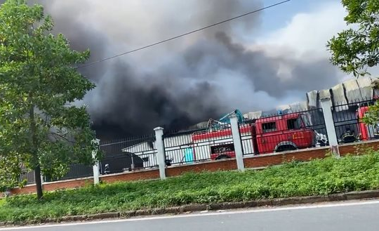 Hà Nội: Cháy lớn tại Khu công nghiệp Quang Minh, khói bốc cao hàng chục mét