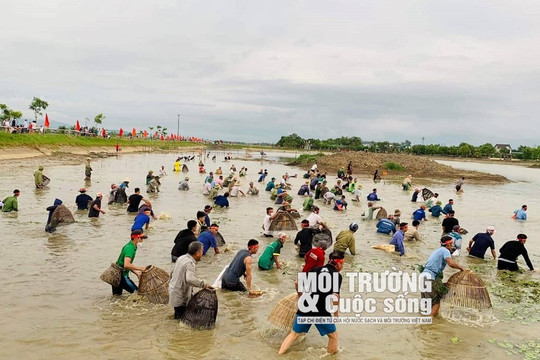 Hà Tĩnh: Lễ hội bắt cá truyền thống thu hút đông đảo bà con nhân dân tham dự