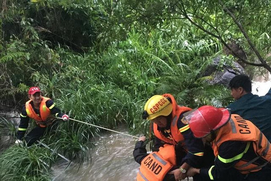 Chủ tịch nước Nguyễn Xuân Phúc gửi thư khen lực lượng cứu hộ giải cứu 23 người bị mắc kẹt 