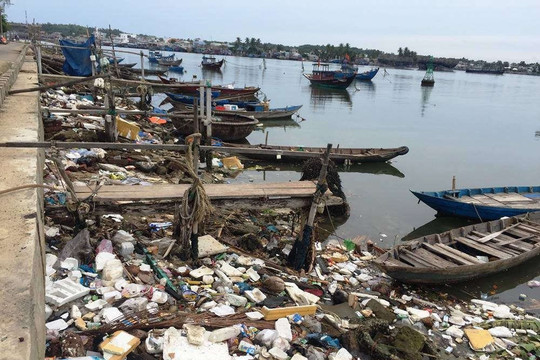 Quảng Nam tăng cường kiểm soát ô nhiễm môi trường biển từ các hoạt động vùng bờ