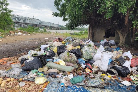 Rác bủa vây sông Lam, gây ô nhiễm môi trường