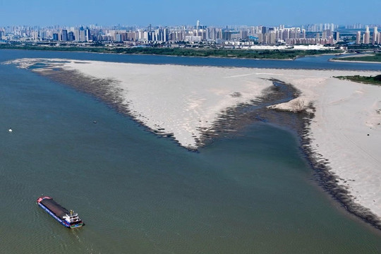 Nước sông Dương Tử ở Trung Quốc thấp kỷ lục trong gần 160 năm