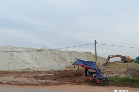 Nghi Sơn (Thanh Hóa): Bãi tập kết cát hàng nghìn mét vuông gây bụi mù, ô nhiễm môi trường