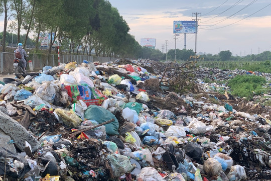 Hưng Yên: Tồn tại bãi rác thải hàng trăm mét gây mất an toàn giao thông, ô nhiễm môi trường
