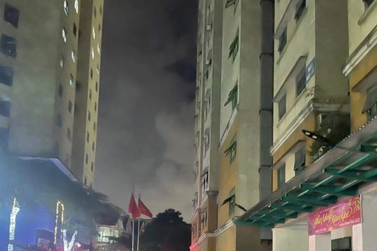 Giải cứu nhiều người trong vụ cháy chung cư 13 tầng ở Hà Nội