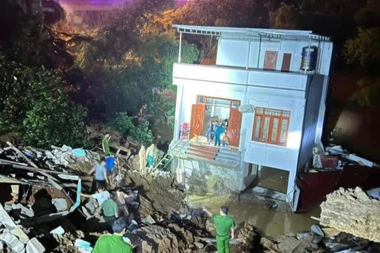 Mưa lớn làm 3 ngôi nhà ở Lạng Sơn bị sụt lún xuống sông