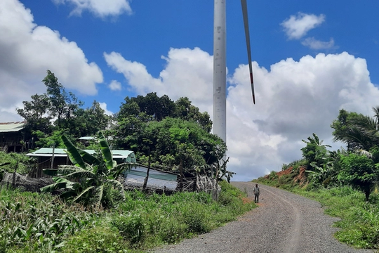 Gia Lai: Người dân sống bất an dưới chân các trụ điện gió