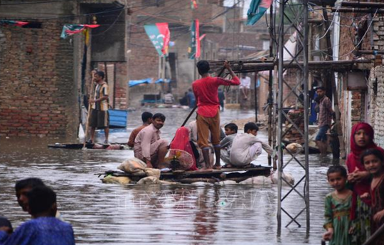 Lũ lụt ở Pakistan khiến hơn 800 người thiệt mạng, phá huỷ hàng chục nghìn ngôi nhà