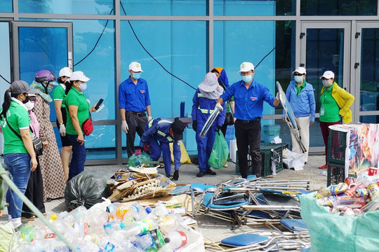 Đà Nẵng: Người dân hào hứng đổi rác lấy quà