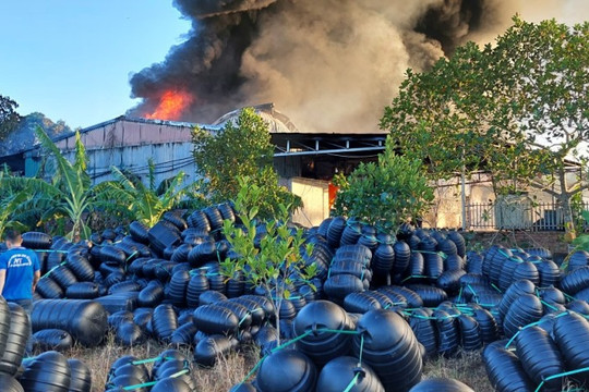 Quảng Ninh: Cháy lớn thiêu rụi một cơ sở sản xuất nhựa