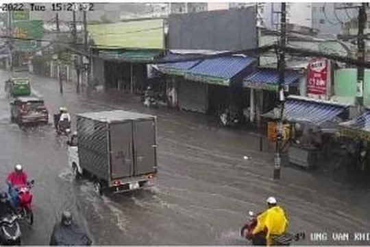 TP.HCM: Nhiều tuyến đường ngập sâu sau cơn mưa lớn