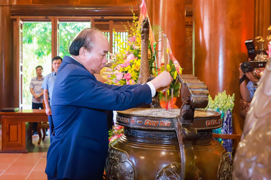 Chủ tịch nước Nguyễn Xuân Phúc dâng hương tưởng niệm Chủ tịch Hồ Chí Minh ở Nam Đàn, Nghệ An