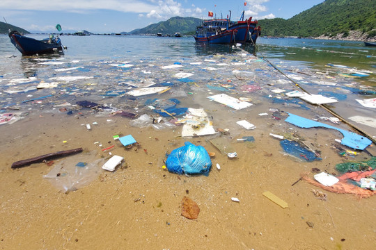 Phú Yên: Vịnh Vũng Rô tràn ngập rác thải
