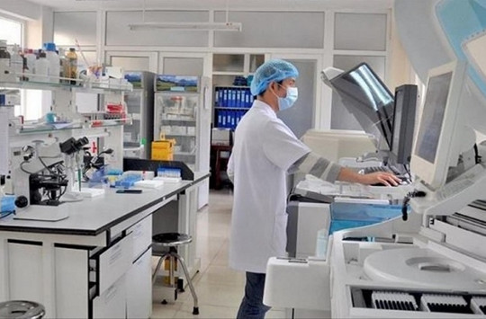 Thủ tướng Phạm Minh Chính yêu cầu bảo đảm thuốc, trang thiết bị y tế phục vụ khám chữa bệnh