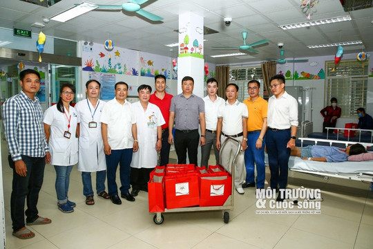 Câu lạc bộ Báo chí Bắc Ninh tại Hà Nội trao quà Trung thu cho các bệnh nhi tại Bệnh viện Đa khoa tỉnh Bắc Ninh 
