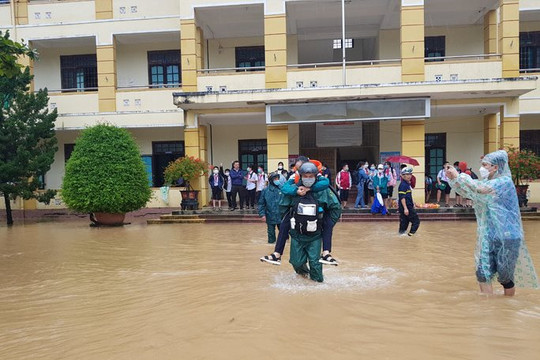 Đồng Nai: Một trường Trung học cơ sở phải cho học sinh nghỉ học do nước lũ dâng cao