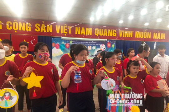 Hội Nước sạch và Môi trường Việt Nam tại TP. Hồ Chí Minh trao quà Trung thu cho các bé tại Trung tâm hỗ trợ phát triển giáo dục hòa nhập Bình Chánh