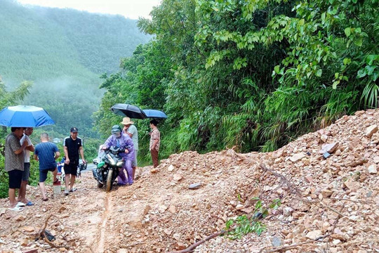 Hòa Bình: Mưa lớn kéo dài làm sạt lở nghiêm trọng ở Đà Bắc