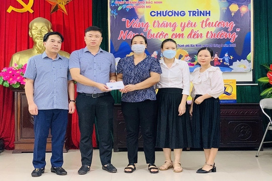 CLB Báo chí Bắc Ninh tại Hà Nội tặng 10 triệu đồng cho nữ sinh khiếm thị có hoàn cảnh đặc biệt khó khăn