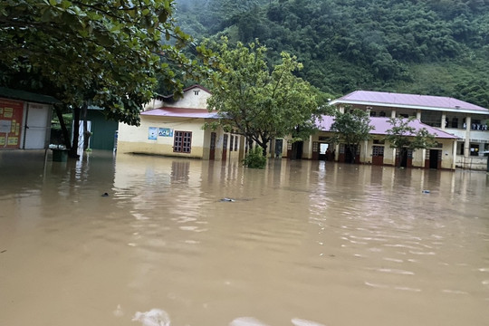 Sơn La: Hàng trăm học sinh nghỉ học do mưa lớn gây ngập trường học