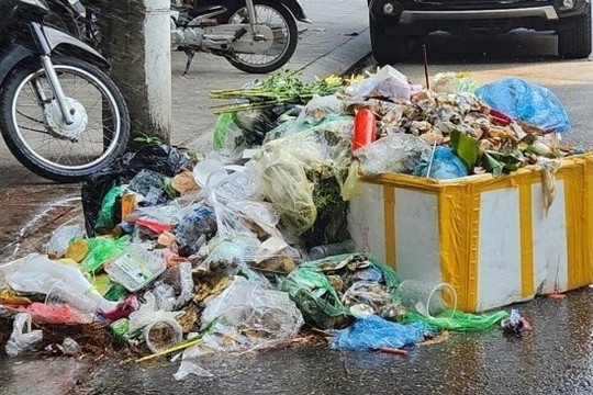 Bắc Ninh: Đường phố ngập rác thải do công nhân vệ sinh môi trường bỏ việc